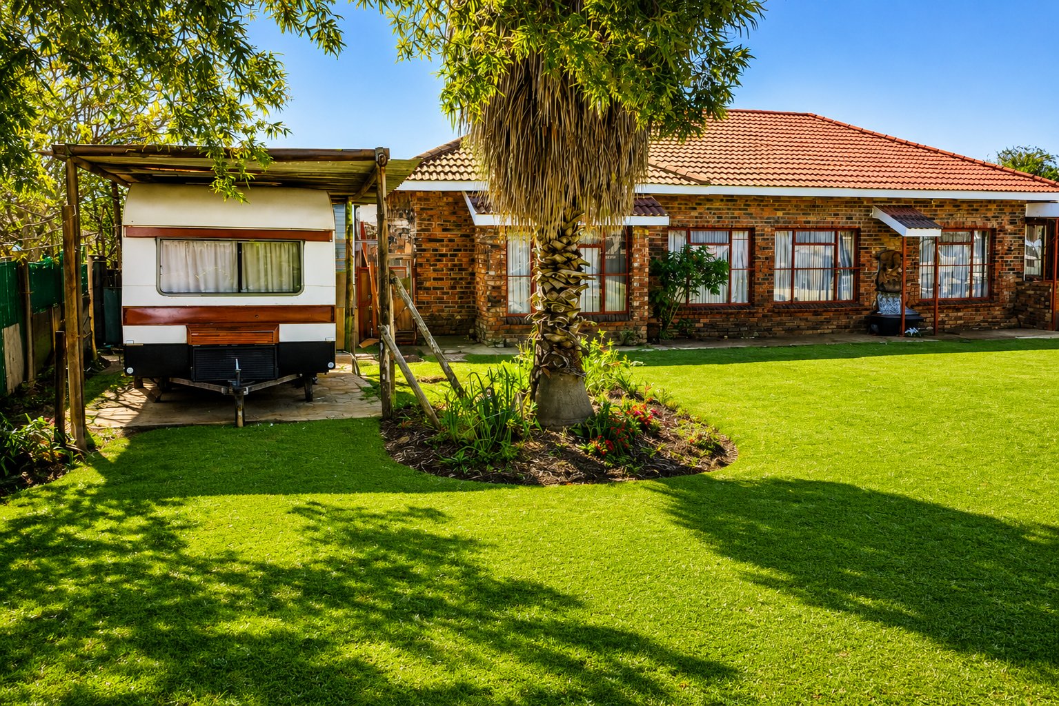 Spacious 4.2 ha Multi-Dwelling Smallholding with in Vastfontein